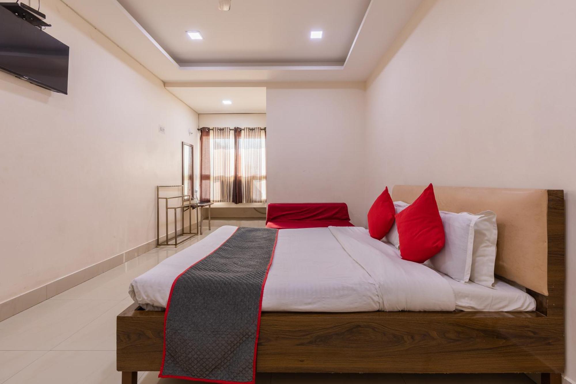 Ruchishree Garden Hotel Уджайн Екстериор снимка