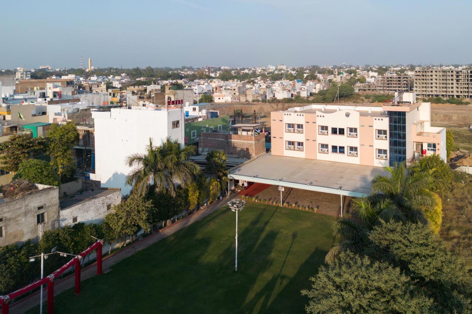 Ruchishree Garden Hotel Уджайн Екстериор снимка