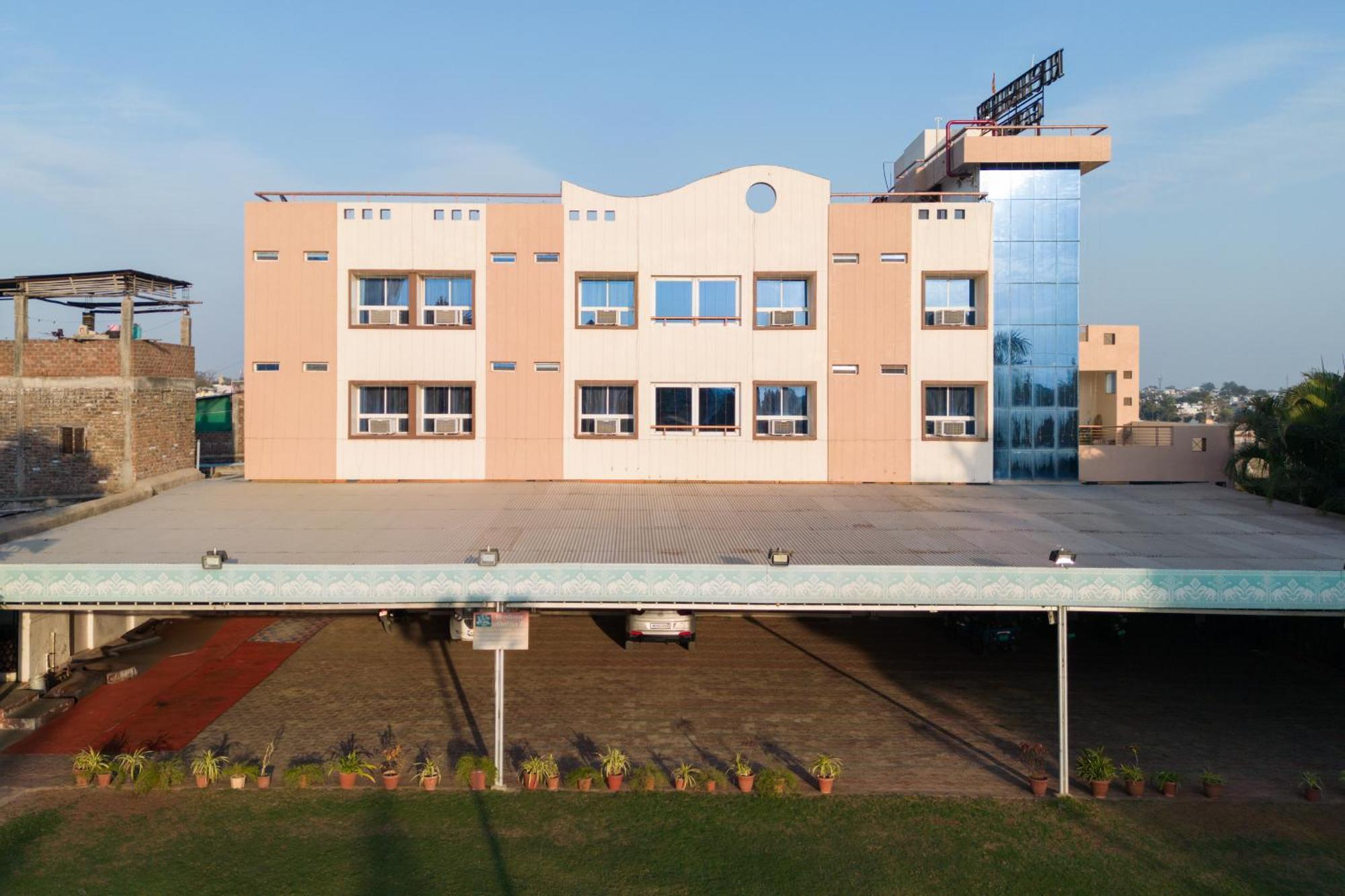 Ruchishree Garden Hotel Уджайн Екстериор снимка
